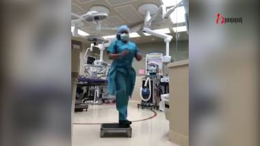 18 ժամ աշխատած բուժքույրը մարզվում է ընդմիջման ժամանակ