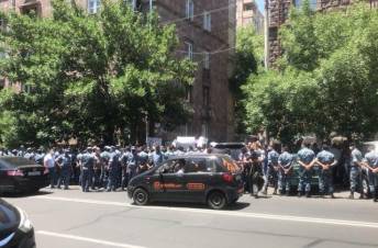 ԱԱԾ-ի դիմաց իրավիճակը շարունակում է լարված մնալ 