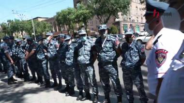 Ոստիկանությունը շրջափակել է ԱԺ-ն. սկսվել է Ծառուկյանի վերաբերյալ նիստը.ուղիղ