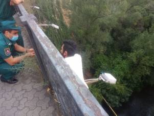 Քաղաքացին փորձում է նետվել հաղթանակ կամրջից, կառավարությունից պահանջում է բնակարան