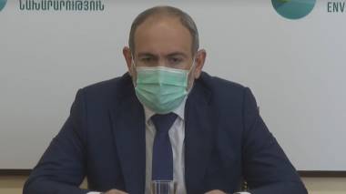 Նիկոլ Փաշինյանը ներկայացնում է նորանշանակ նախարար Ռոմանոս Պետրոսյանին