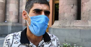 Ծնողս անկողնային պառկած է, վերևից քարեր են թափվում