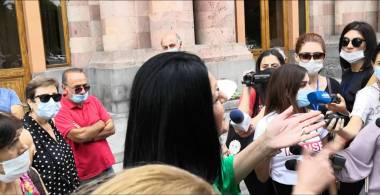 Էս ո՞վ են, արա, սրանք. քաղաքացին՝ կառավարությանը