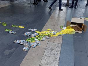 Քաղաքացին բուկլետները շպրտեց կառավարության դիմաց