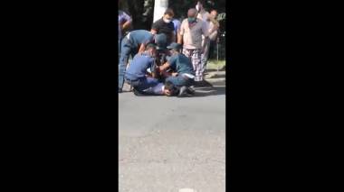 Ախ, ձեռս ջարդիք, արա. Ոստիկանները կրկին բռնի ուժ են գործադրել դիմակ չկրելու համար