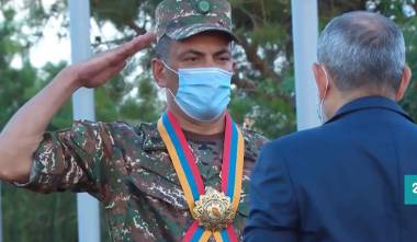 Կապիտան Ռուբեն Սանամյանը՝ երգելով թշնամու դեմ դուրս գալու մասին