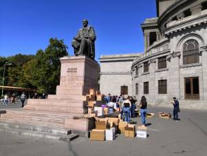 Թումանյանի արձանի մոտ կրկին դեղորայք ու սնունդ են հավաքում