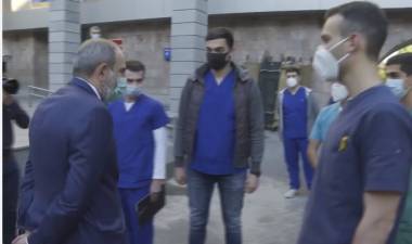 Նիկոլ Փաշինյանը այցելել է զինվորական հոսպիտալ