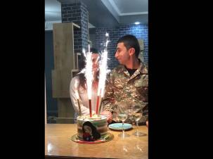 Սուրբ Ղազանչեցոցում  պսակադրված զույգը կտրում է հարսանեկան տորթը