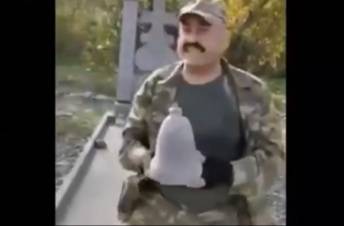 Ինչպես են Ադրբեջանի բանակի զինծառայողները պղծում հայկական հուշարձանը