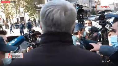 Ոստիկանությունը բերման է ենթարկում հանրահավաքի մասնակիցներին. Ուղիղ