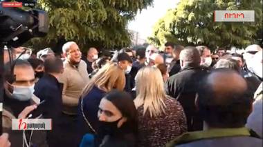 Ցուցարարները շարժվում են դեպի կառավարություն. Ուղիղ