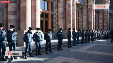 Ուղիղ. Անհետ կորած զինծառայողների ծնողներները կառավարության մոտ են