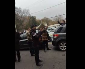 Կորյուն, դավաճան. միջադեպ պատգամավորի բակում