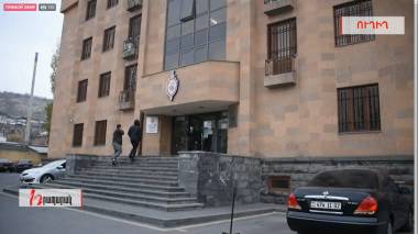 ՈՒՂԻՂ. Ոստիկանները բերման են ենթարկել Փաշինյանի համար Կառավարության շենք դեղեր տարած երիտասարդներին