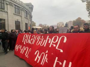 ՈՒՂԻՂ. Վարչապետի հրաժարականի պահանջով երթ դեպի կառավարական առանձանտուն