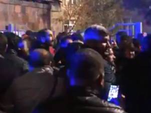 Գերիների  վերադարձը. ծնողները մուտքի մոտ