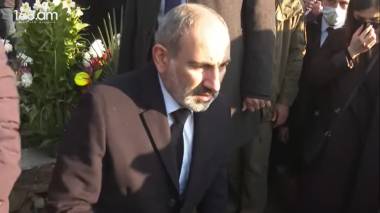 Փաշինյանը խունկ է ծխում զոհված զինվորների շիրմաքարերի մոտ