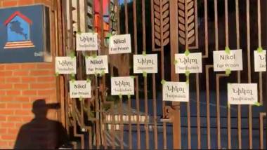 «Նիկոլ դավաճան», «Նիկոլ հողատու», «Nikol for prison» (Նիկոլին բանտ). ակցիա ՀՀ հյուպատոսության շենքի մոտ