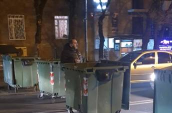 Քաղաքացին, իշխանության հրաժարականի պահանջով, միայնակ փակել է Ալեք Մանուկյան փողոցը