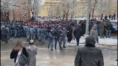 Ինչպես են բերման ենթարկում Շահեն Մեղրյանի որդուն