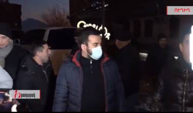 Ոստիկանները ակցիայի մասնակիցներին փորձում են դուրս բերել փողոցից. Ուղիղ