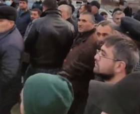 Գյումրեցիները ընդդիմությանը թույլ չեն տալիս մտնել Գյումրի