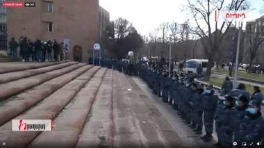 Ուղիղ. Ոստիկանները մեծ ուժերով շրջապատել են կառավարության շենքը