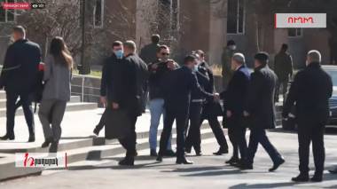 Ուղիղ. Փաշինյանը վանկարկումների ներքո մտավ  կառավարության մասնաշենք