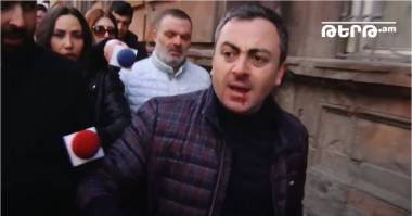 Ինչպես են ոստիկանները բռնություն գործադրում Իշխան Սաղաթելյանի նկատմամբ