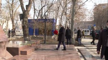 Նիկոլ Փաշինյանը ծաղիկներ դրեց Վազգեն Սարգսյանի հուշարձանի մոտ