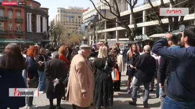 Ապրիլի 7-ն է , կանայք շարժվում են դեպի կառավարություն