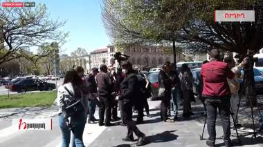 Անհետ կորած զինծառայողների հարազատները կառավարության մոտ են. Ուղիղ