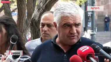 Արցախում ծառայող զինծառայողների ծնողները կառավարության մոտ են. Ուղիղ