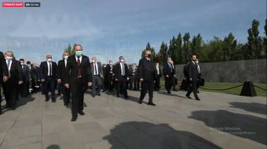 Վարչապետն ու նախագահը հարգանքի տուրք են մատուցում Հայոց ցեղասպանության զոհերի հիշատակին