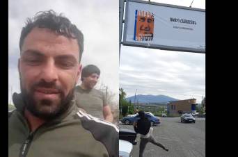 Փաշինյանի աջակիցները ձվեր են նետում Քոչարյանի գրքի պաստառի վրա