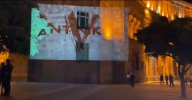 Antinikol-ի լոգոն՝ կառավարության շենքի վրա