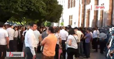 Քաղաքացիները հավաքվել են կառավարության մոտ. Ուղիղ
