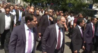 Նիկոլ Փաշինյանը աբովյանցիների հետ հանդիպումն ավարտում է երթով