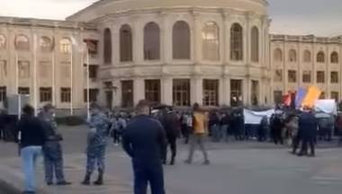 Ստահակը 1 ժամ ուշ սկսեց հանրահավաքը, որ կողքի գյուղերից գոնե 1.000 մարդ հասցնեն Գյումրի