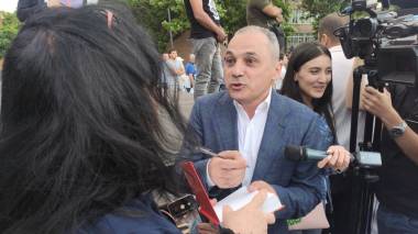 Վահե Հակոբյանը մակագրում է Ռոբերտ Քոչարյանի գիրքը