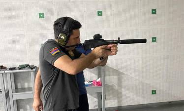 Ալեն Սիմոնյանի տեսանյութը՝ կրակելիս