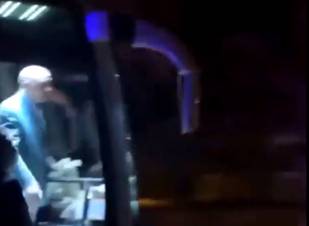 Էրդողանը թեյի տուփեր է նետում քաղաքացիների  վրա