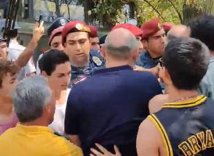 4 հոգու ոստիկանները տարան, երեխեքի են վնասել. քաղաքացիների եւ ոստիկանների միջեւ քաշքշուկ է եղել