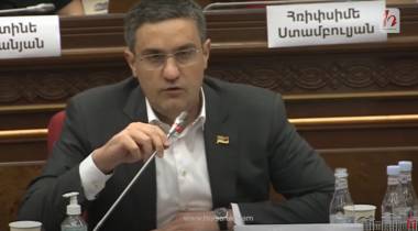 Զինվորական համազգեստով տասնյակ մարդիկ հարձակվել էին մի աղջկա վրա.Ղազինյանը՝ Փաշինյանին