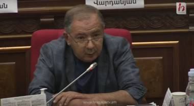 Երեկ Դուք չկայիք, էսօր կարծեմ էստեղ եք, սա ի՞նչ թատրոն է, ինչի՞ց եք վախենում