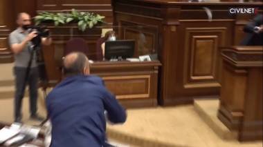 Թռչող շշեր՝ Ազգային ժողովում