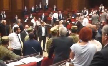 Աժ դահլիճում կրկին լարված է. ուղիղ