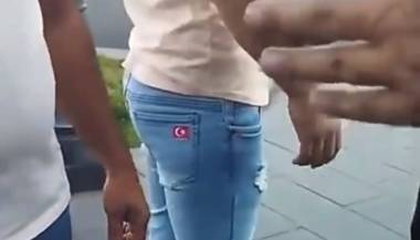 Տաբատների վրա թուրքական դրոշով երիտասարդներ՝ Հանրապետության հրապարակում