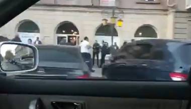 Գյումրիում ՝ ՔՊ-ի գրասենյակի մոտ ցուցակով երիտասարդներ են